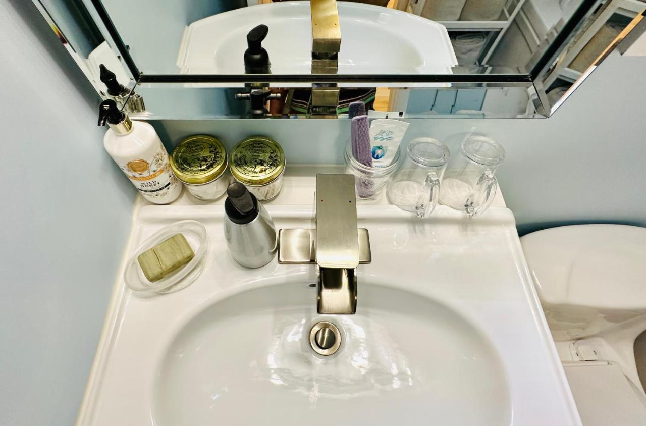 Private Guest Suite 10Mins To Downtown - King Bed - Bathtub - Free Parking Vancouver Eksteriør billede