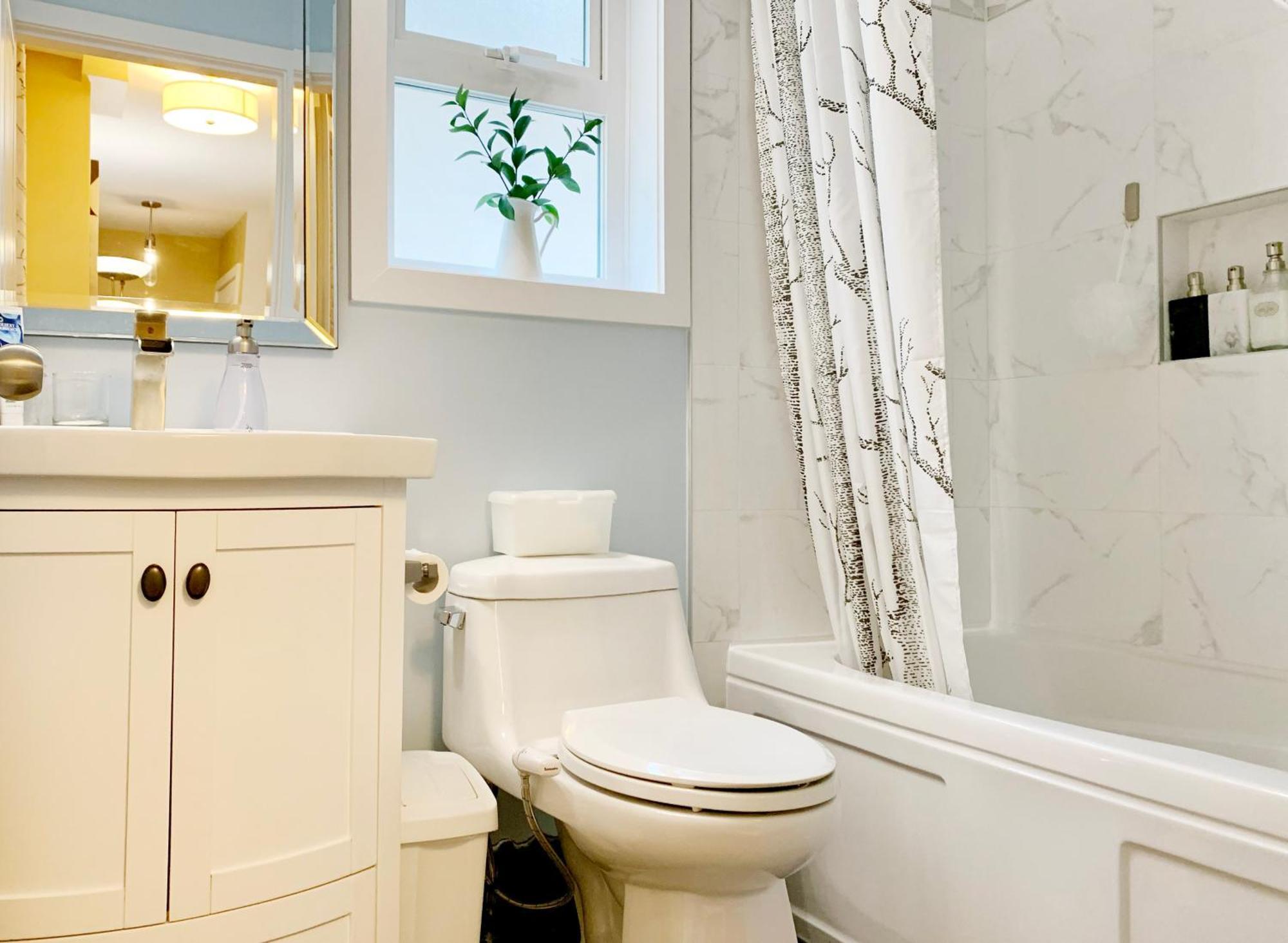 Private Guest Suite 10Mins To Downtown - King Bed - Bathtub - Free Parking Vancouver Eksteriør billede